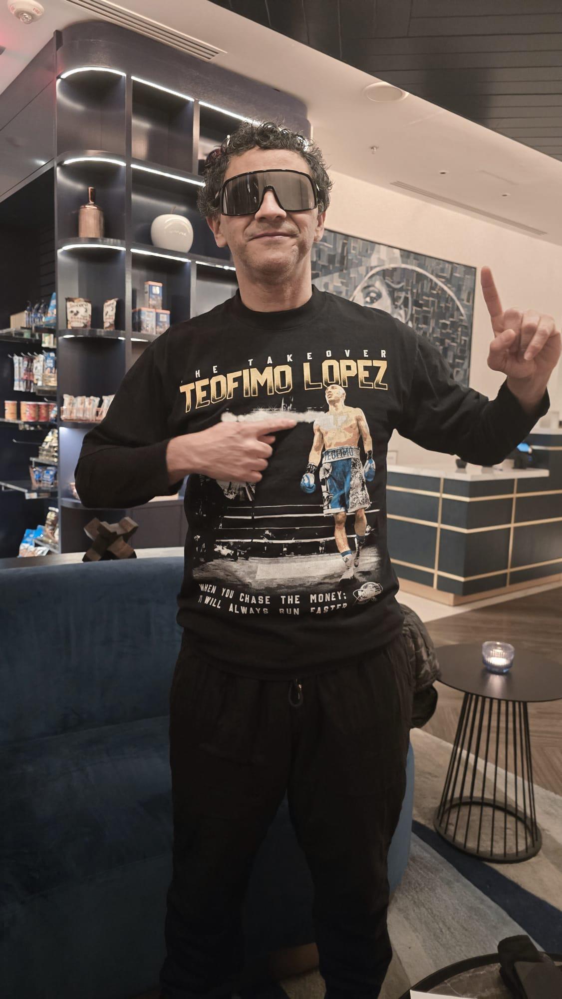 Aldo Santos, amigo del padre de Teófimo López, confía en el triunfo del hondureño y pide las buenas vibras para el talento. Foto Ángel Muñoz.