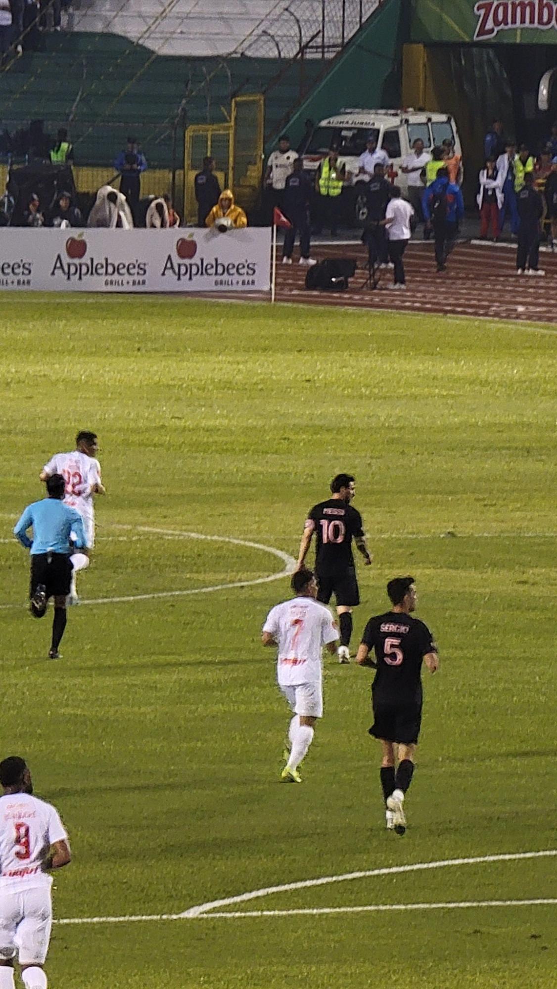 Afición hondureña comparte las mejores fotografías que le tomó a Messi en el estadio Olímpico de San Pedro Sula