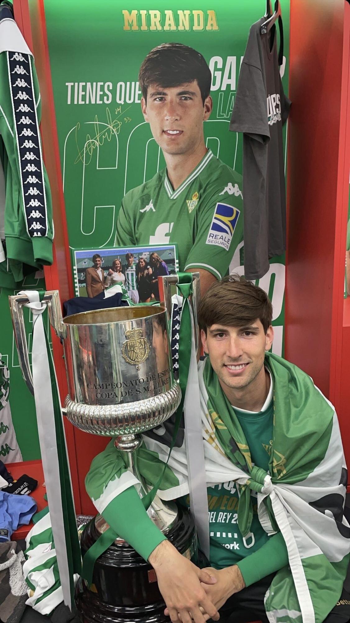 Jugadores fumando puro, tremendo gesto de Diego Lainez y la chica que se robó el show: Así festejó el Real Betis ganar la Copa del Rey