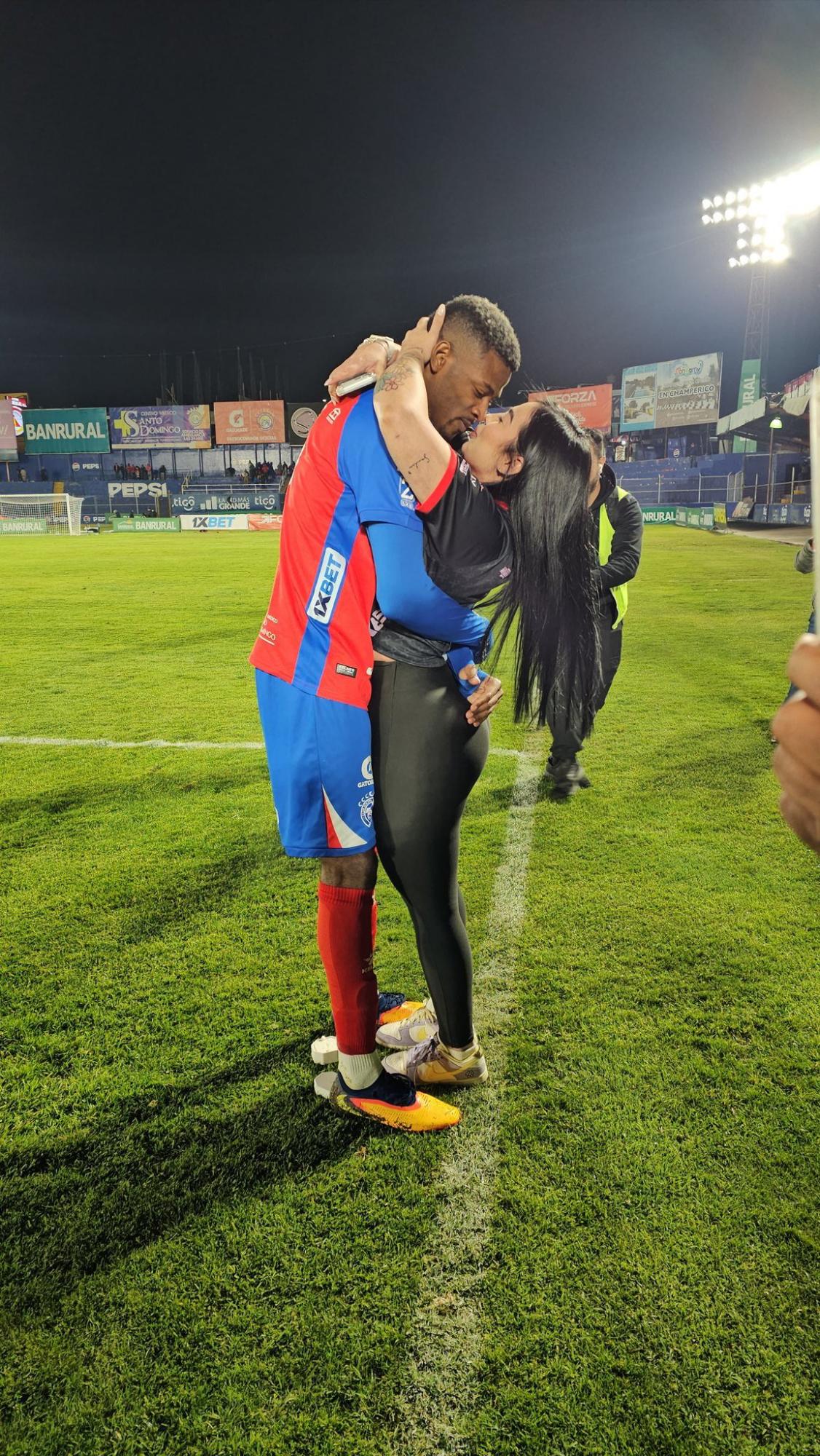 Giro inesperado: Futbolista tico le pidió matrimonio en pleno juego, pero a los días lo cortó ¿Quién es ella?