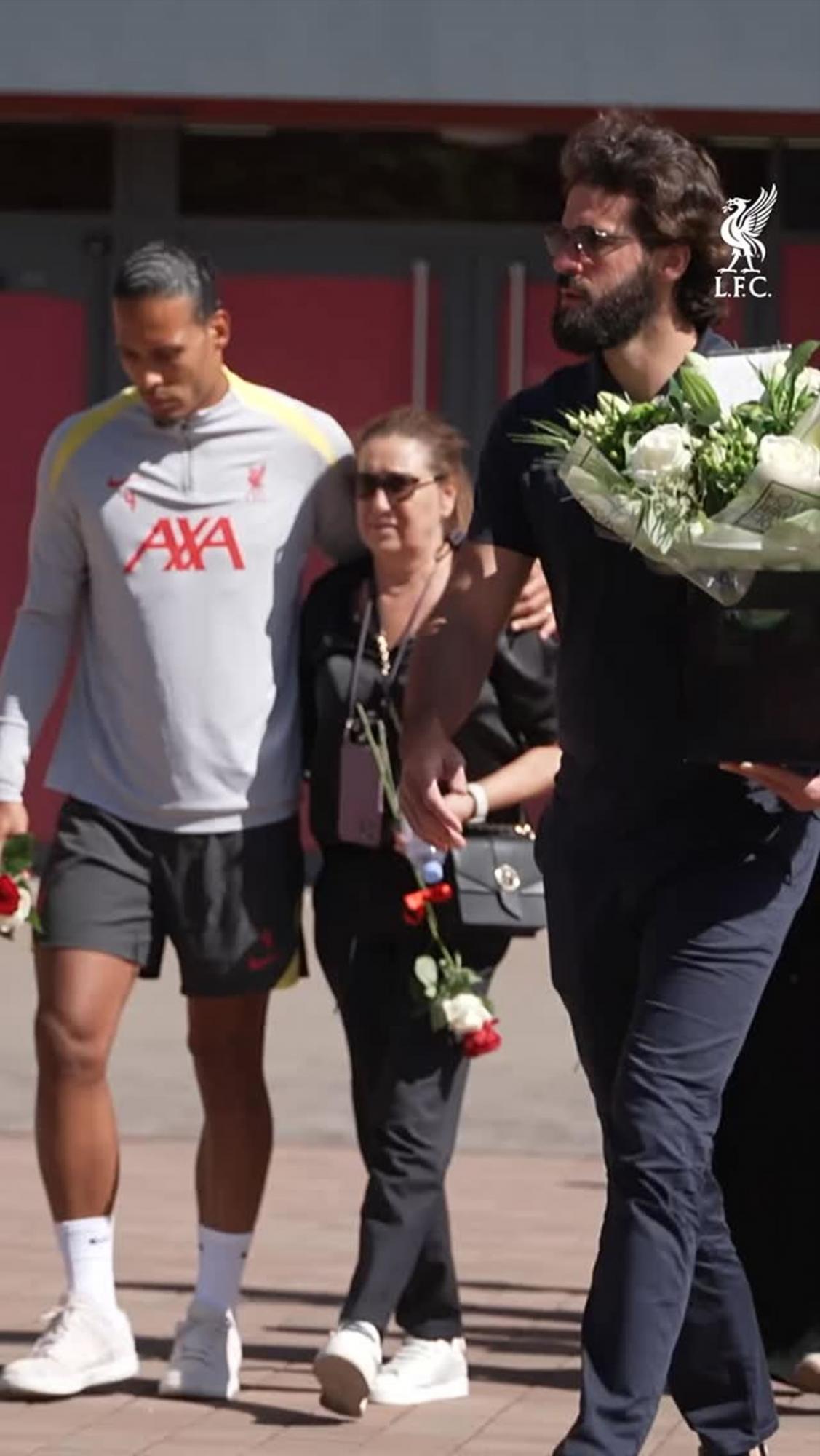 Liverpool le rindió tributo a Diogo Jota en las afueras de Anfield: las conmovedoras imáganes de su esposa