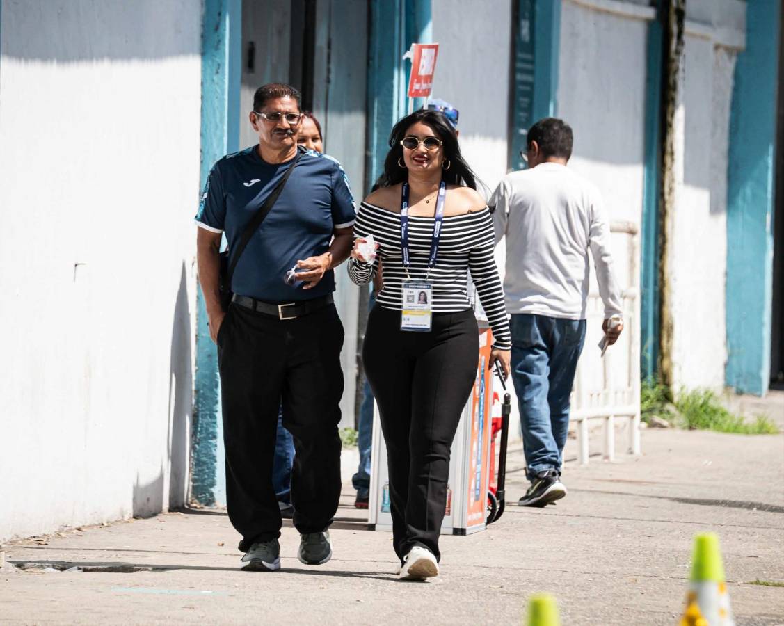 ¿Quién es la hermosa señorita de la Cruz Roja? mundialista y Batman se hacen presentes en el derbi Real España vs Marathón