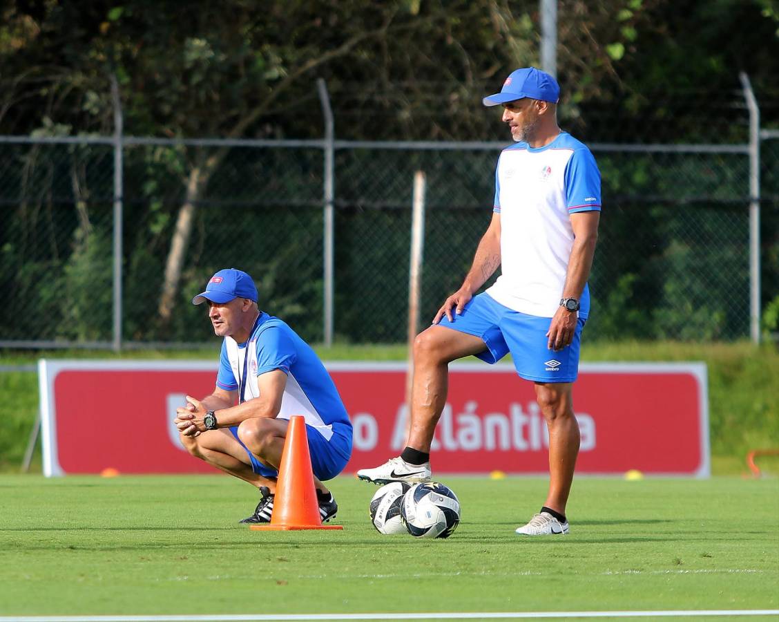 El nuevo 11 que está armando el Olimpia de Eduardo Espinel con los fichajes para recuperar el trono en la Liga Nacional