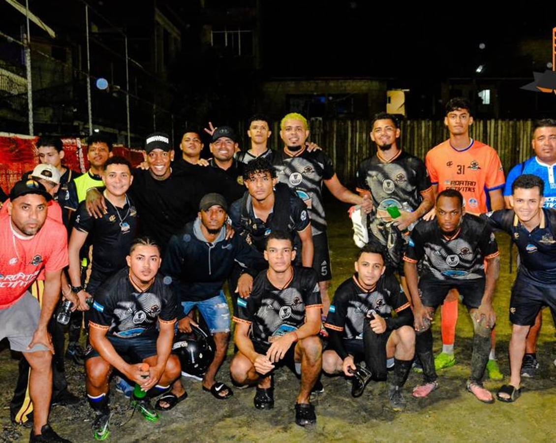 ¡Llevó regalos! Romell Quioto regresa a Honduras y sorprende a los futbolistas de la Juventus de Roatán