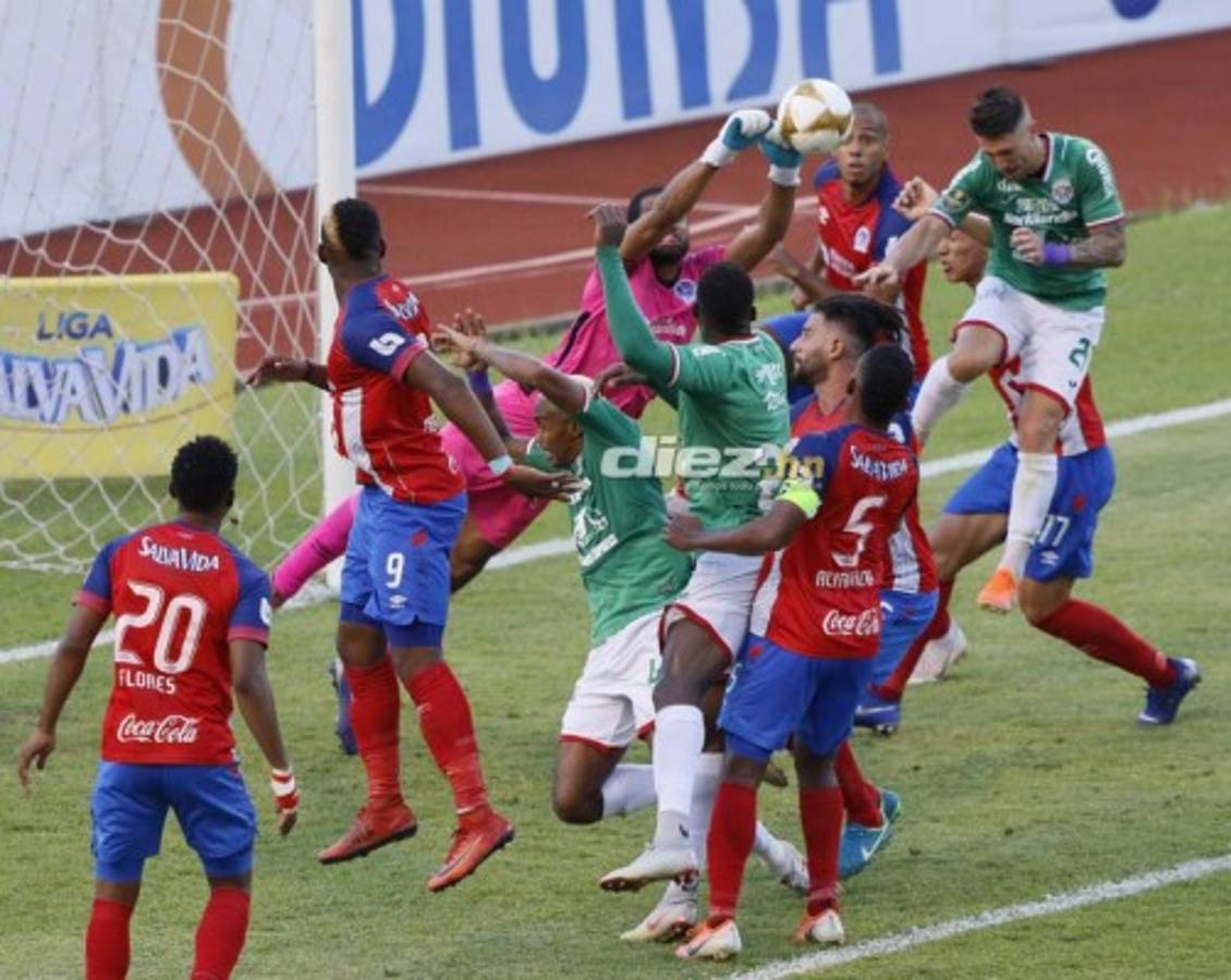 NO VISTE EN TV: Andy Najar en las gradas; Gesto obsceno de Ferrari y gaseados