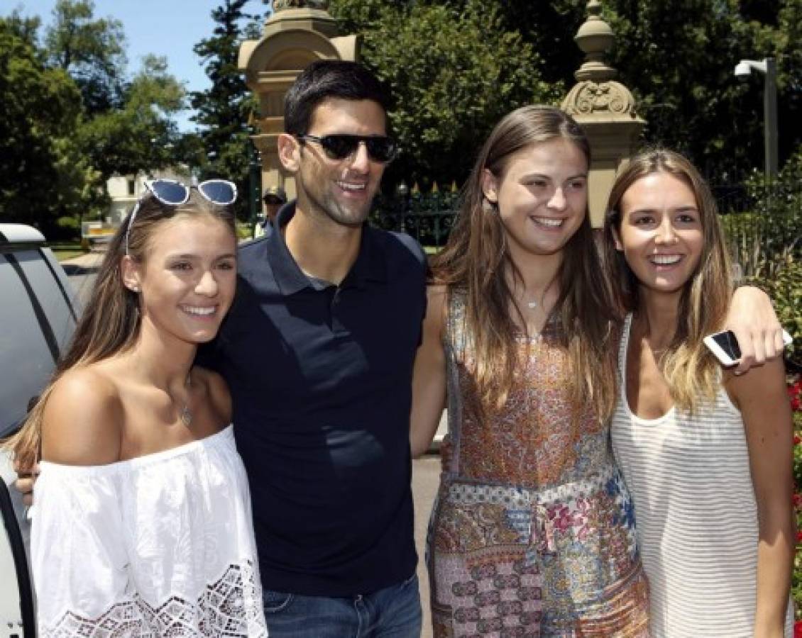 Novak Djokovic y su sesión de fotos con el trofeo del Abierto de Australia