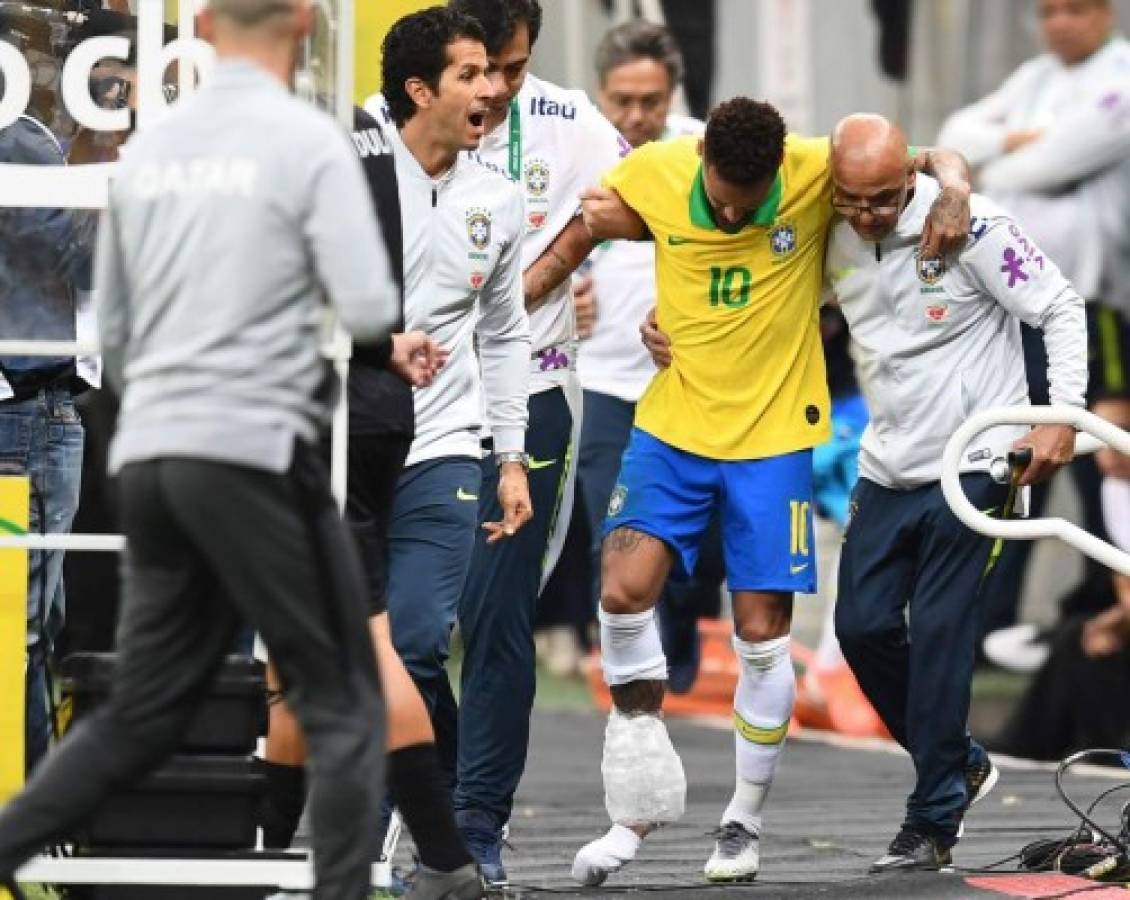 Brazil's Neymar leaves the pitch injured during a friendly football match against Qatar at the Mane Garrincha stadium in Brasilia on June 5, 2019, ahead of Brazil 2019 Copa America. (Photo by EVARISTO SA / AFP)