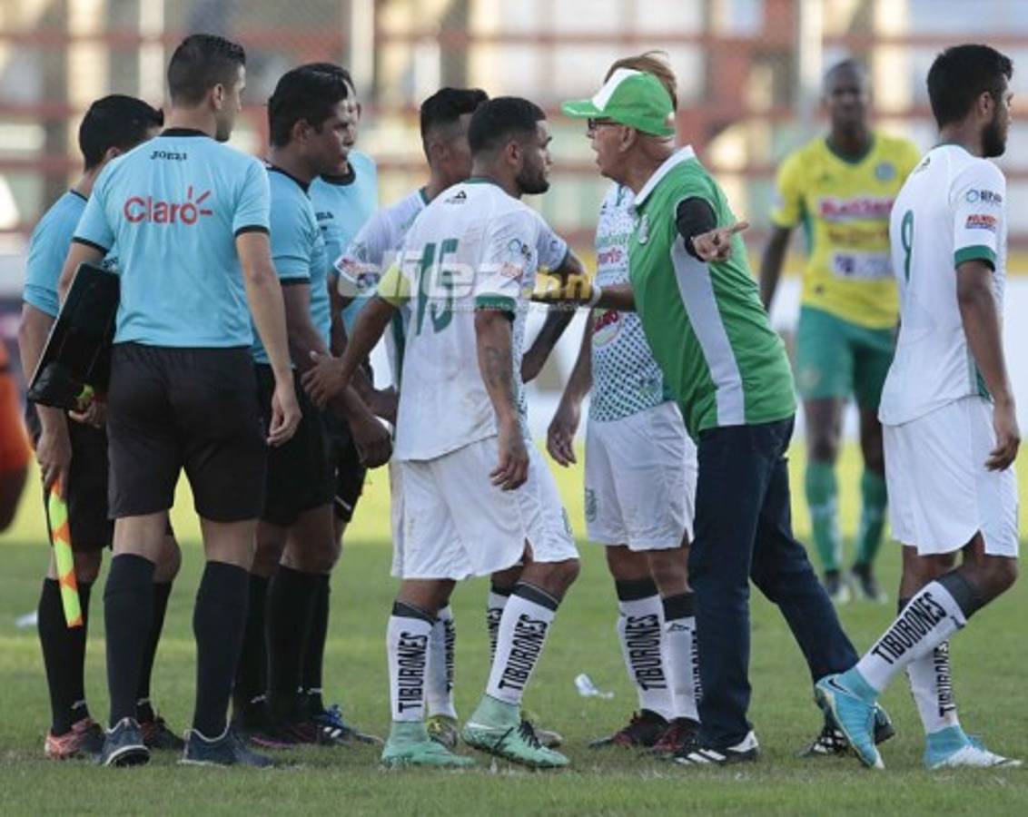 NO VISTE EN TV: Saludo a Vargas, aficionada queda en brasier y niño irrumpe el clásico