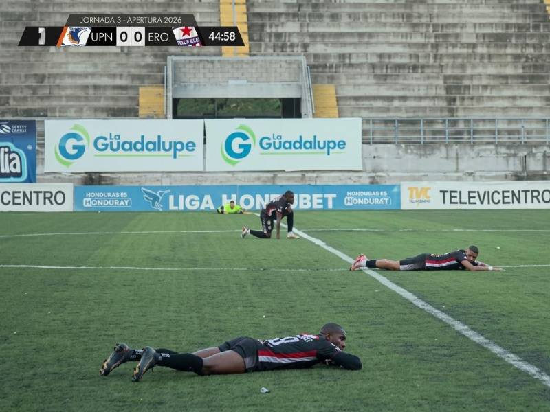 Los futbolistas del Estrella Roja tirados en el suelo esperando que pasaran las avispas durante el partido celebrado en Choluteca.