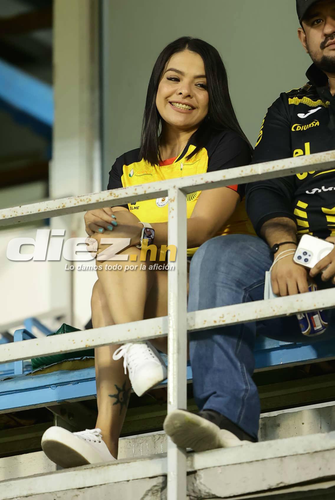 Bellas mujeres y gran ambiente en el estadio Morazán por el Real España-Alajuelense de la Liga Concacaf
