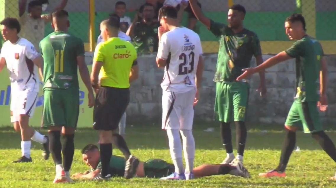 Imágenes sensibles en el ascenso: Futbolista quedó noqueado y tuvo que ser trasladado en camioneta