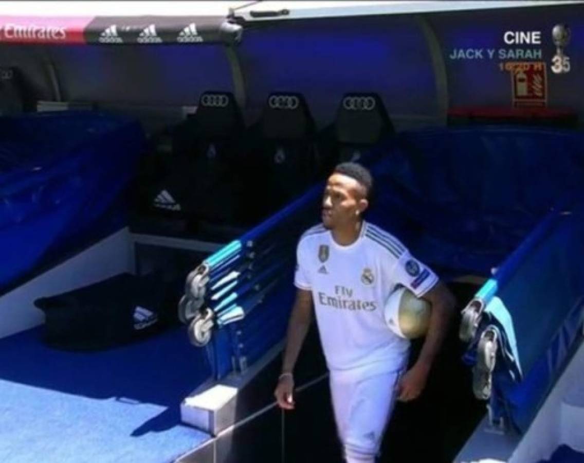 El gesto familiar, el beso al escudo del Real Madrid y la admiración de Militao en su presentación