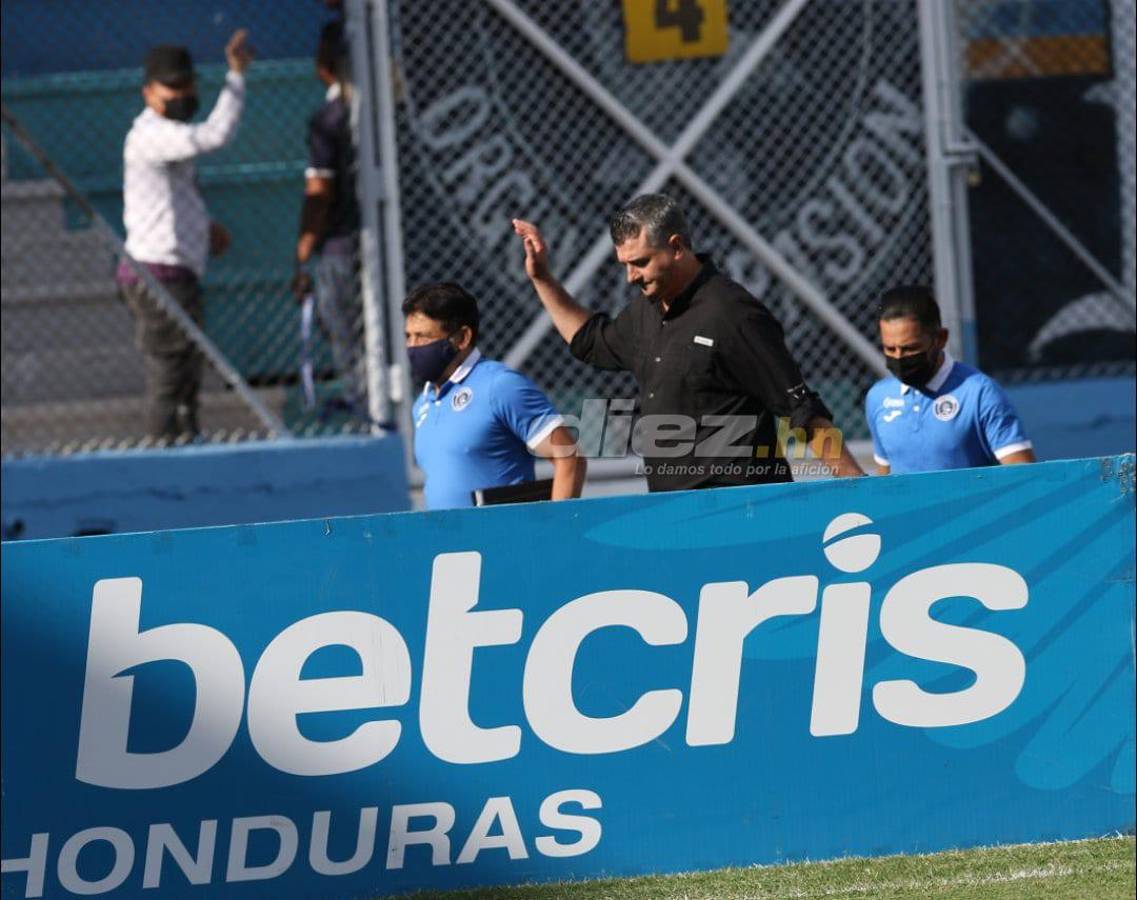 No pudo contener las lágrimas: Diego Vázquez llora y así fue captado en su último día como entrenador de Motagua
