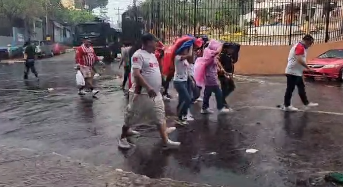 FOTOS: Aguacero en el Nacional, tremendazo banderazo y así se vivió la previa del clásico Olimpia vs Motagua