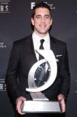 Aaron Rodgers aparece con el premio que lo nombra el jugador más valioso de la temporada. Foto Cortesía.