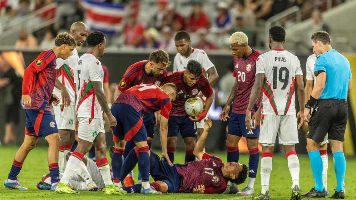 Warren Madrigal y el dolor tras el golpe sufrido contra Surinam.