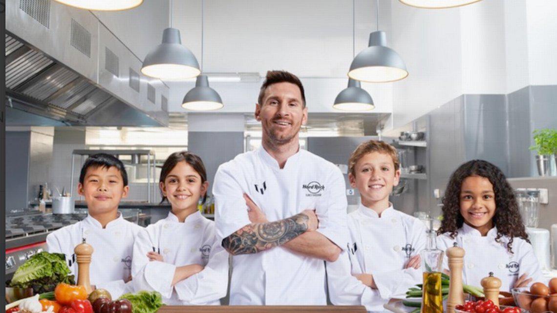 Vestido de cocinero y hasta presentó el menú: Messi sorprende con su nueva faceta de chef en Inter de Miami y los niños no lo podían creer