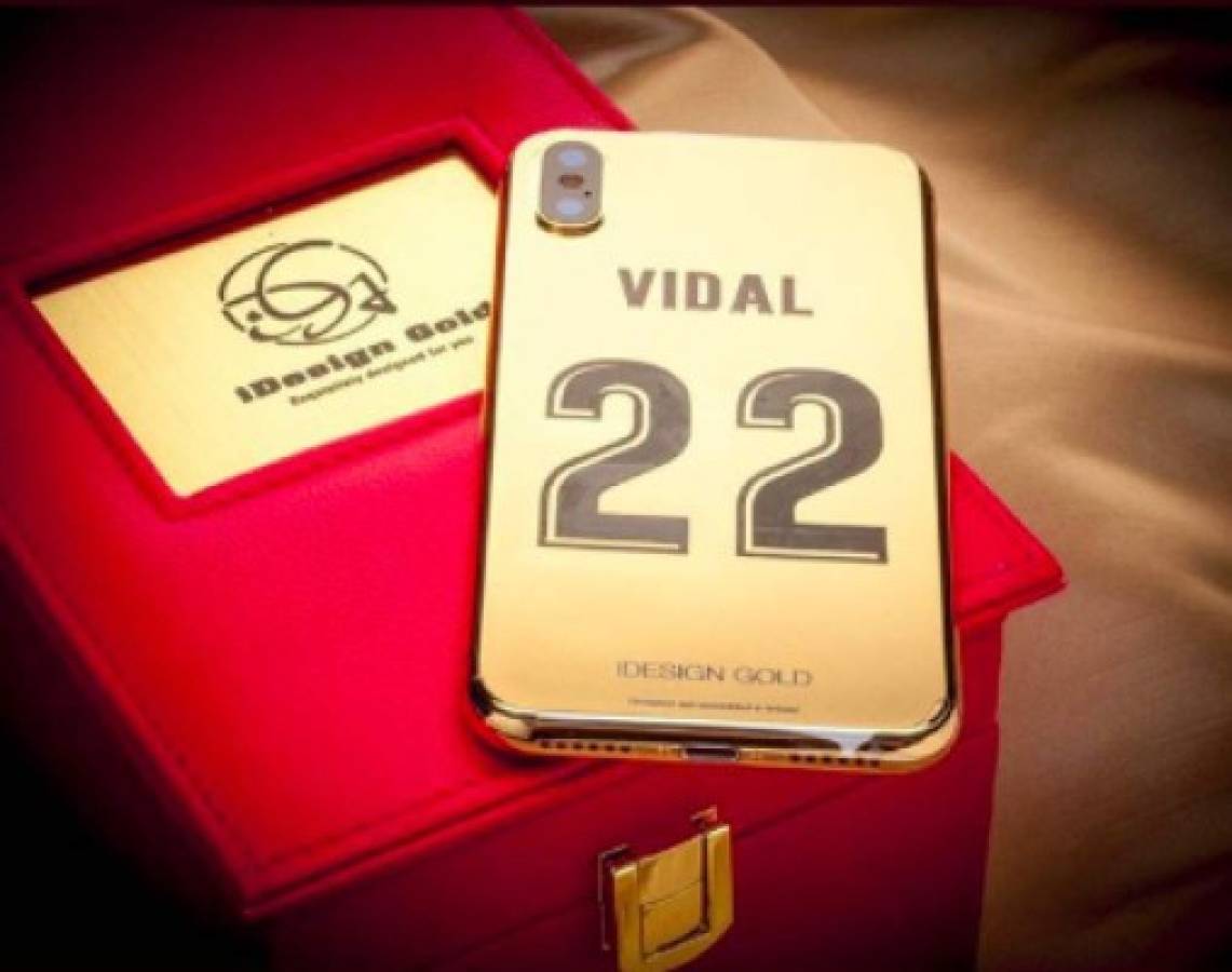 La nueva moda de los futbolistas: Presumen tener celulares bañados en oro  
