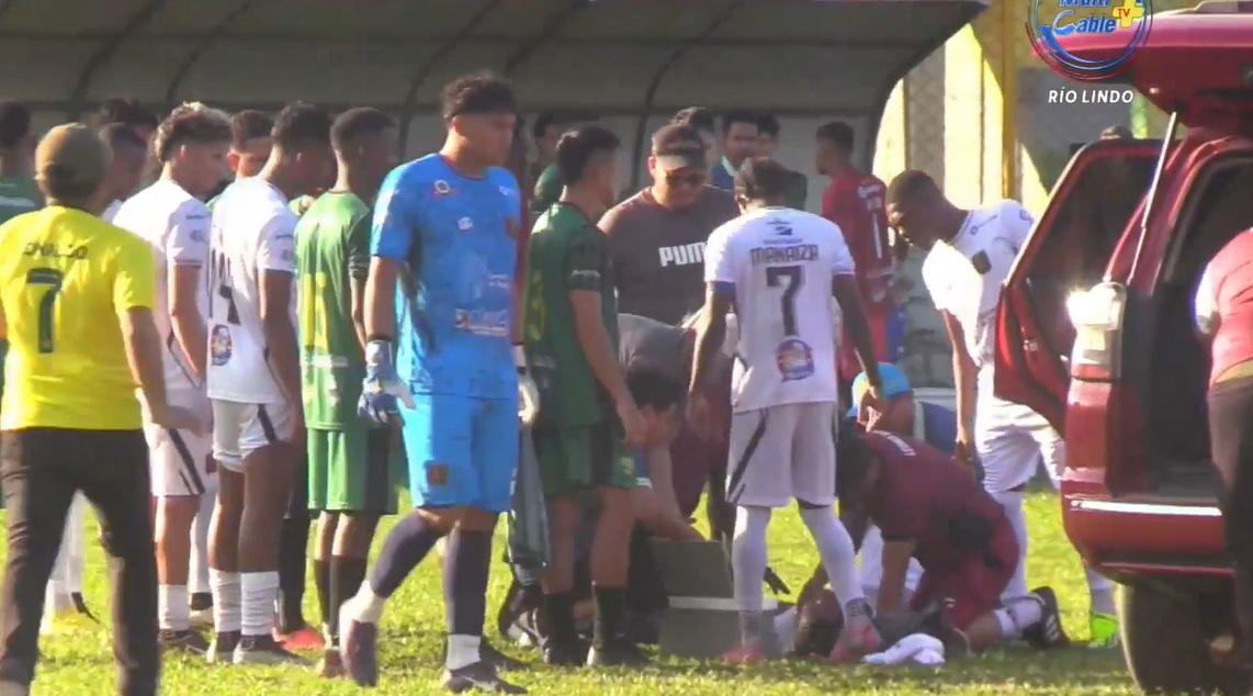 Imágenes sensibles en el ascenso: Futbolista quedó noqueado y tuvo que ser trasladado en camioneta