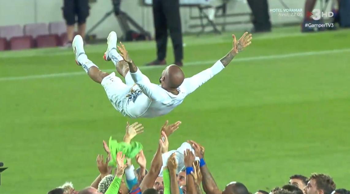 NO SE VIO EN TV: Fue abucheado y no jugó un solo minuto; Dani Alves recibe lo que quería y la promesa de Xavi que ilusiona al Barcelona