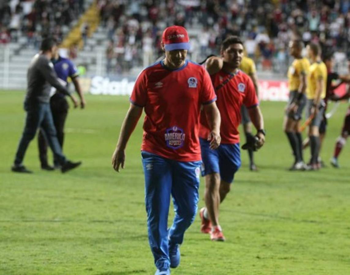 Llanto, dolor y silencio; las fotos que reflejan el desastre del Olimpia en Costa Rica