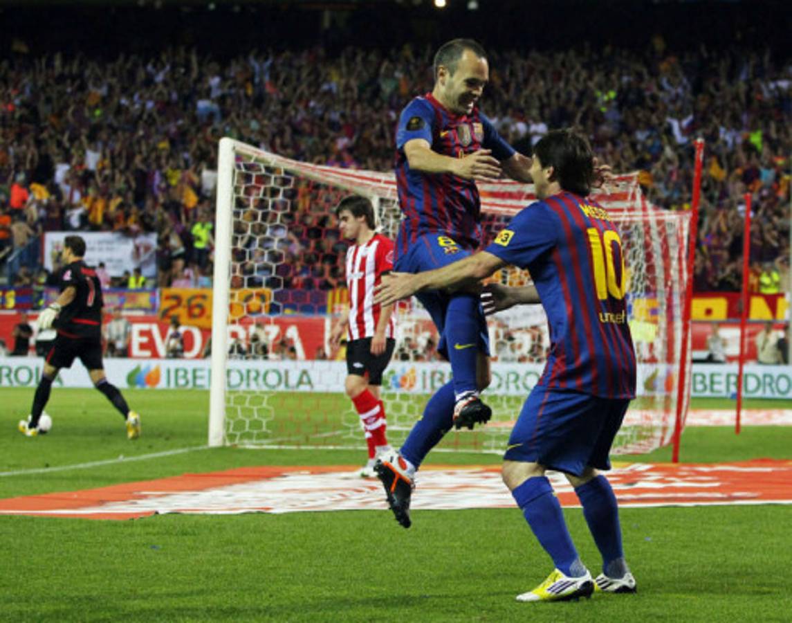 Iniesta Rodeado Andrés Iniesta, el mejor jugador de Europa