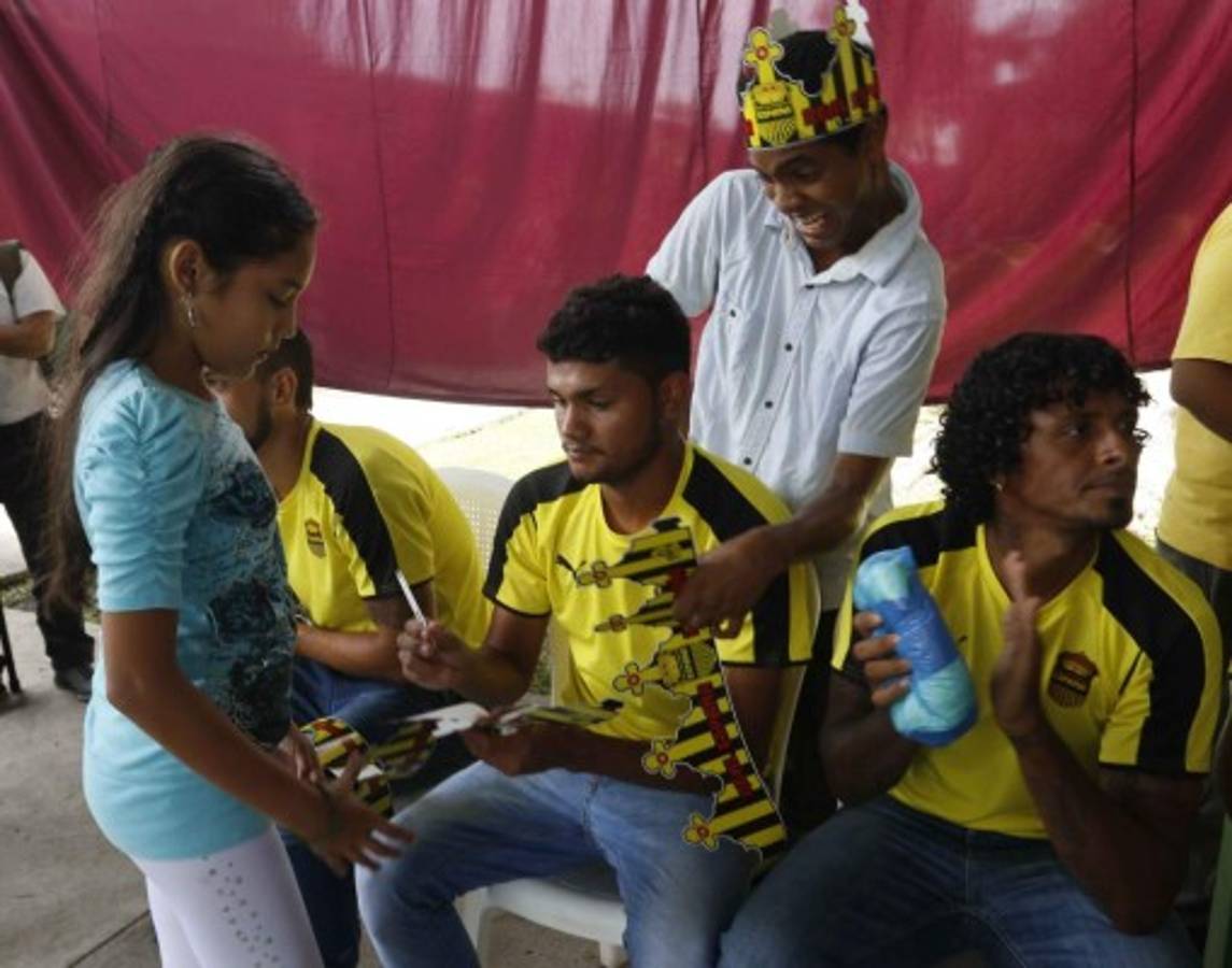 FOTOS: Real España consiente a los reyes de la casa en su día