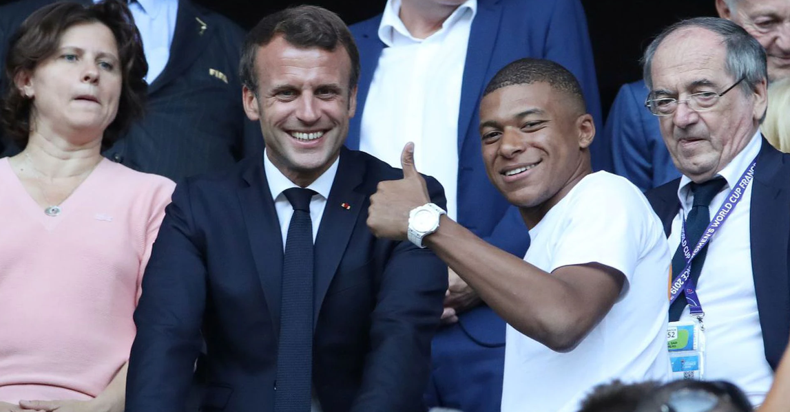 Mbappé posando con el presidente de Francia, Emmanuel Macron.