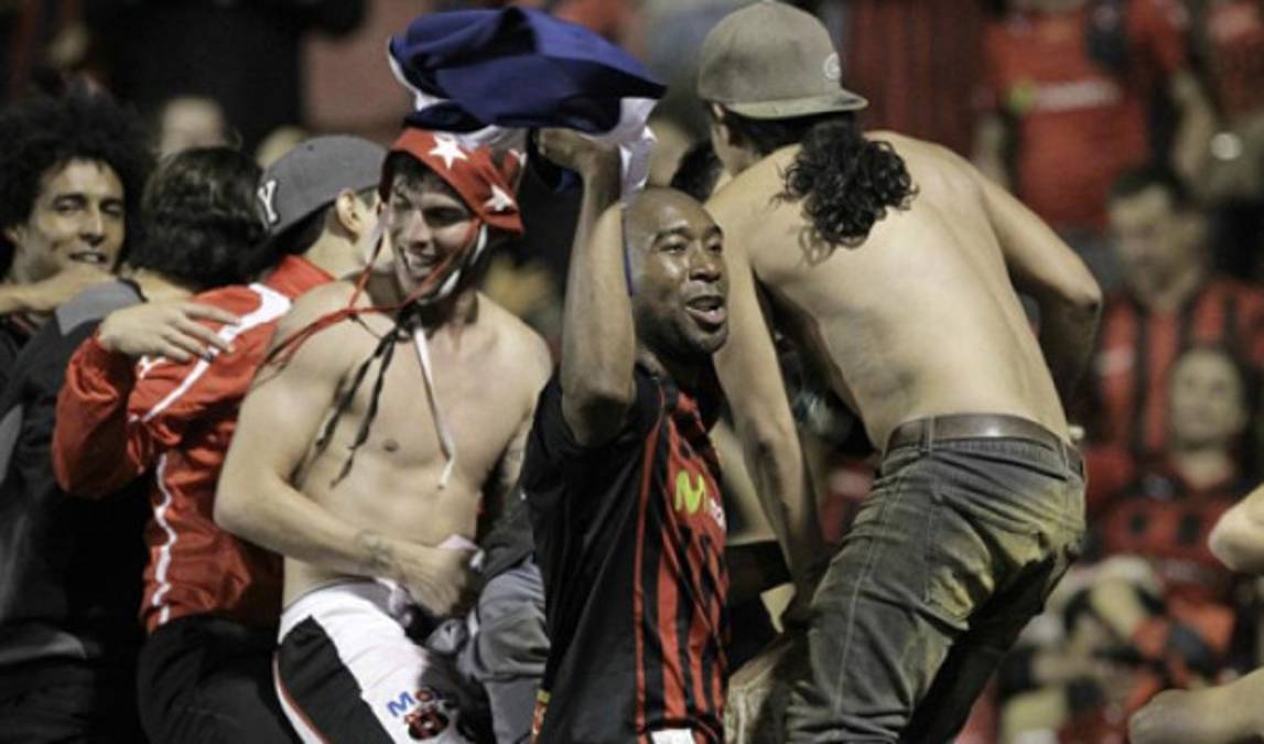 Jerry celebró con bandera de Honduras