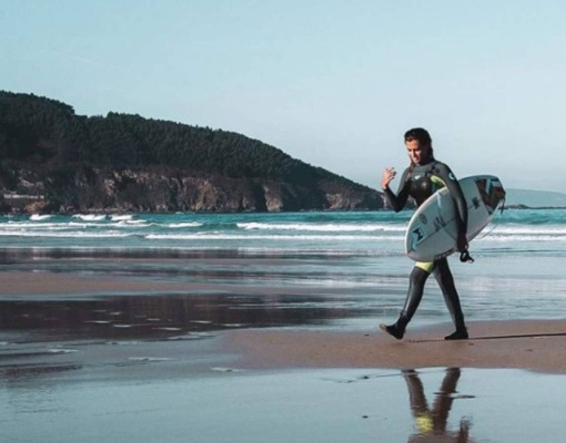 Fotos: Así es Raquel Domínguez, la surfista y desconocida novia de Santi Mina