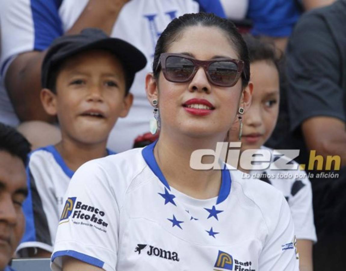 ¡HERMOSAS! Juego entre Honduras-Estados Unidos se llena de lindas chicas