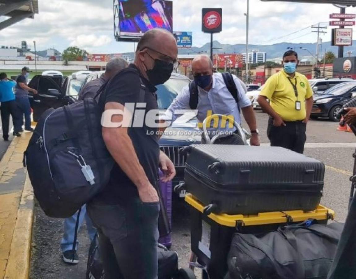 ¡Se fue mudo y con todas sus maletas! Las imágenes de la partida del técnico Fabián Coito