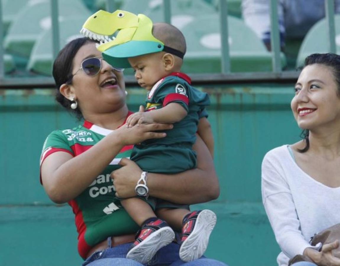 ¿Quién es la chica de rojo que engalanó el inicio de la jornada de Liga Nacional?