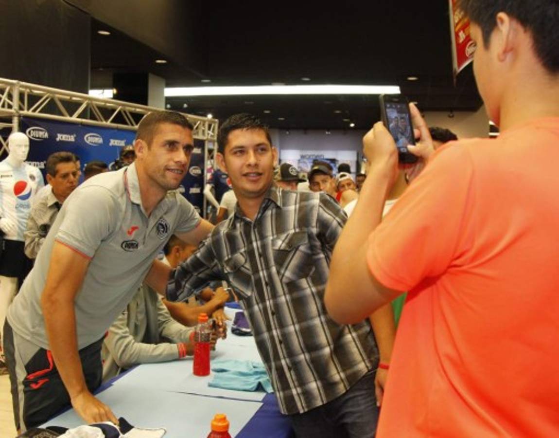 Aficionados abarrotaron llegada de Motagua a San Pedro Sula