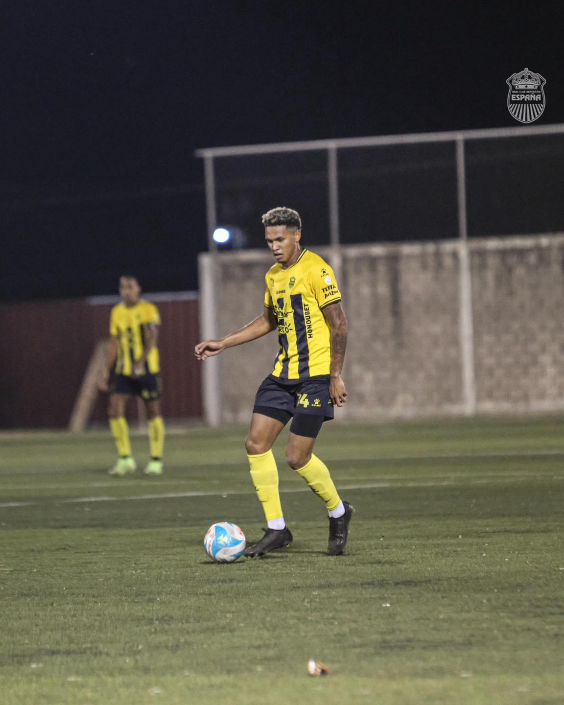 Jack Jean Baptiste dominando la pelota sin marca alguna.