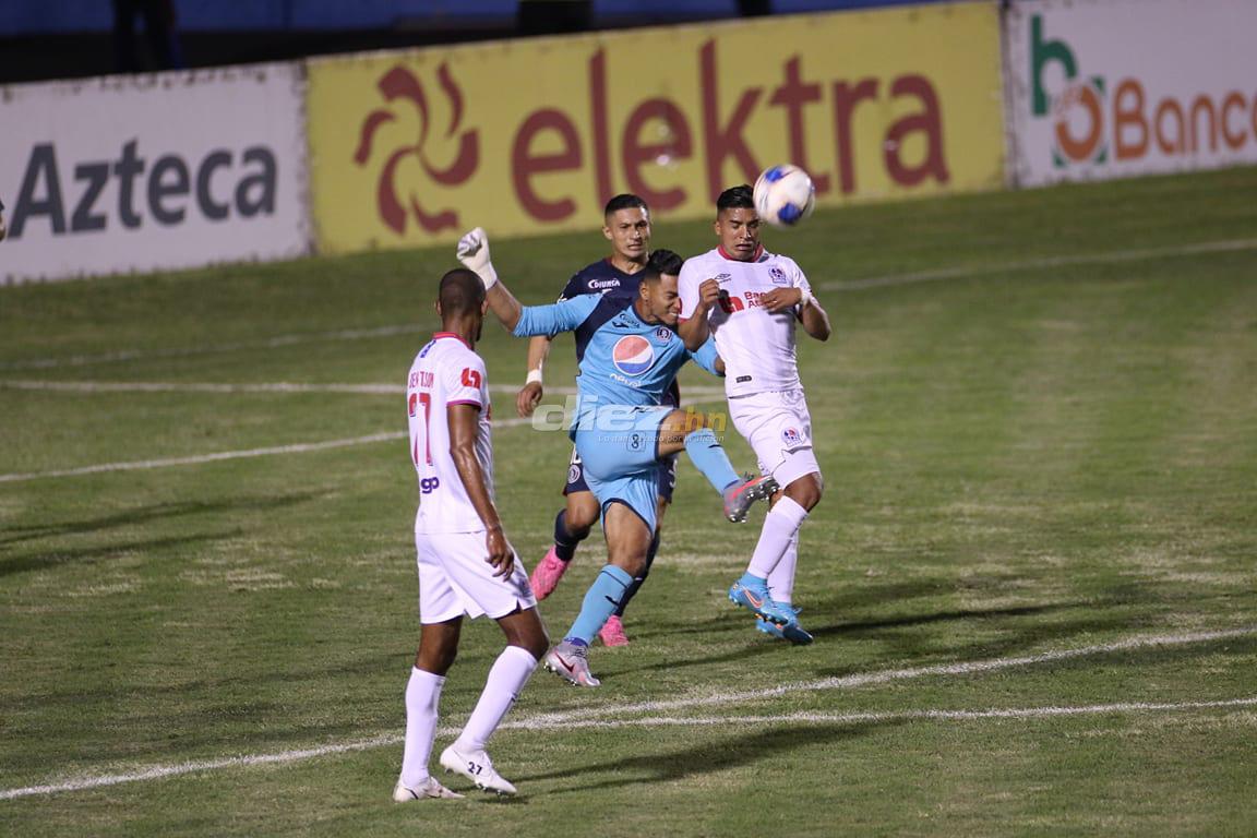 Violencia en las graderías, el extraño look de jugador de Motagua y el cordial saludo entre la Tota y Lavallén