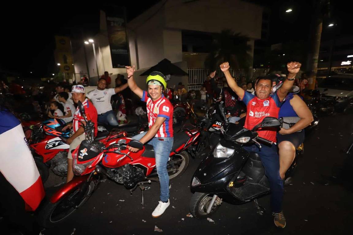 Locura por el león! Aficionados de Olimpia causan tremendo revuelo en el bulevar Morazán para celebrar