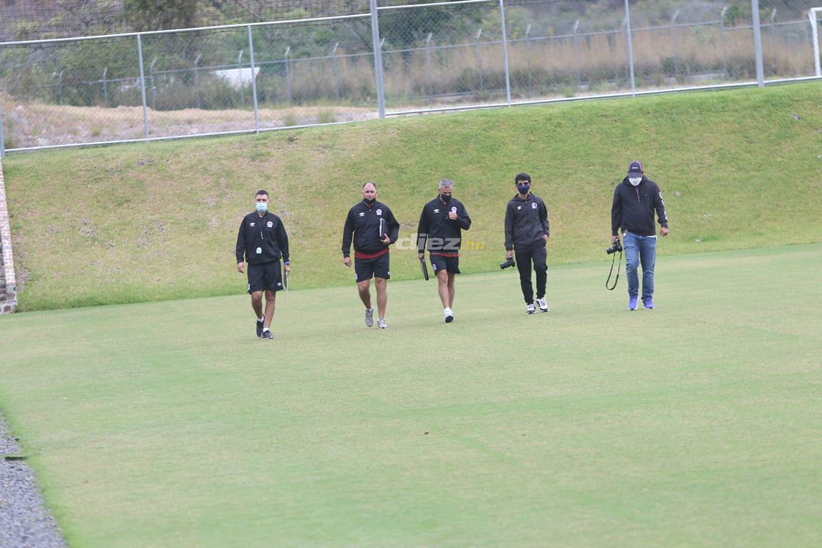 Las primeras imágenes de Pablo Lavallén como DT de Olimpia: Así inspeccionó la Cueva del León y sus exquisitas canchas