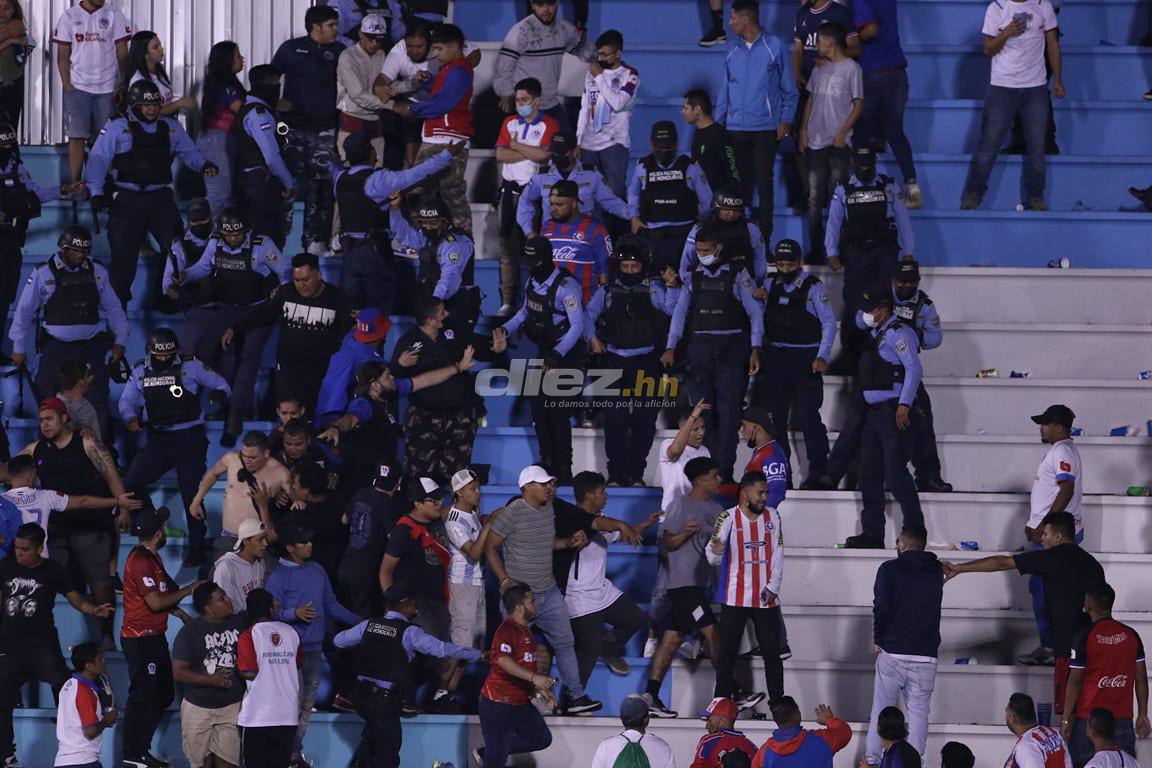 Violencia en las graderías, el extraño look de jugador de Motagua y el cordial saludo entre la Tota y Lavallén