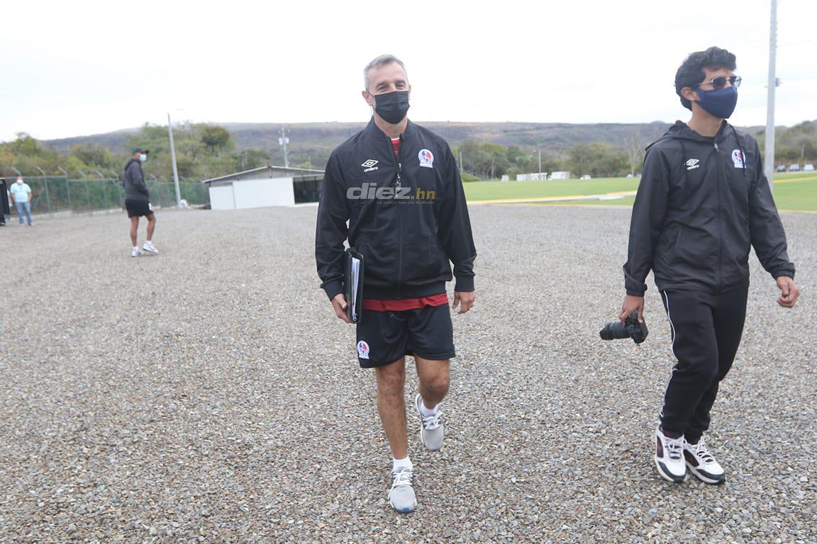Las primeras imágenes de Pablo Lavallén como DT de Olimpia: Así inspeccionó la Cueva del León y sus exquisitas canchas