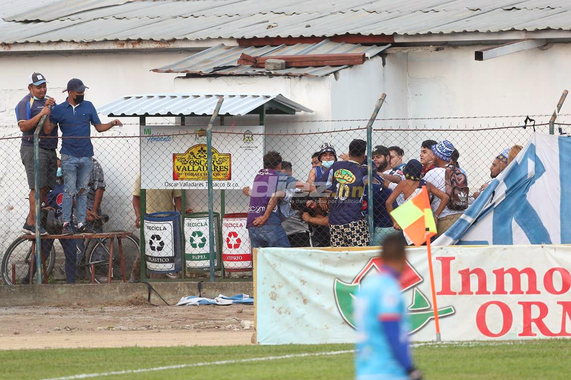 Pelea entre aficionados de Motagua, el saludo entre Vargas y Lavallén y la plática de jugadores de Olimpia y Real España