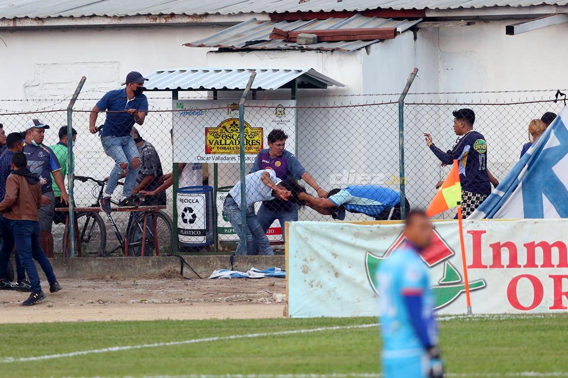 Pelea entre aficionados de Motagua, el saludo entre Vargas y Lavallén y la plática de jugadores de Olimpia y Real España