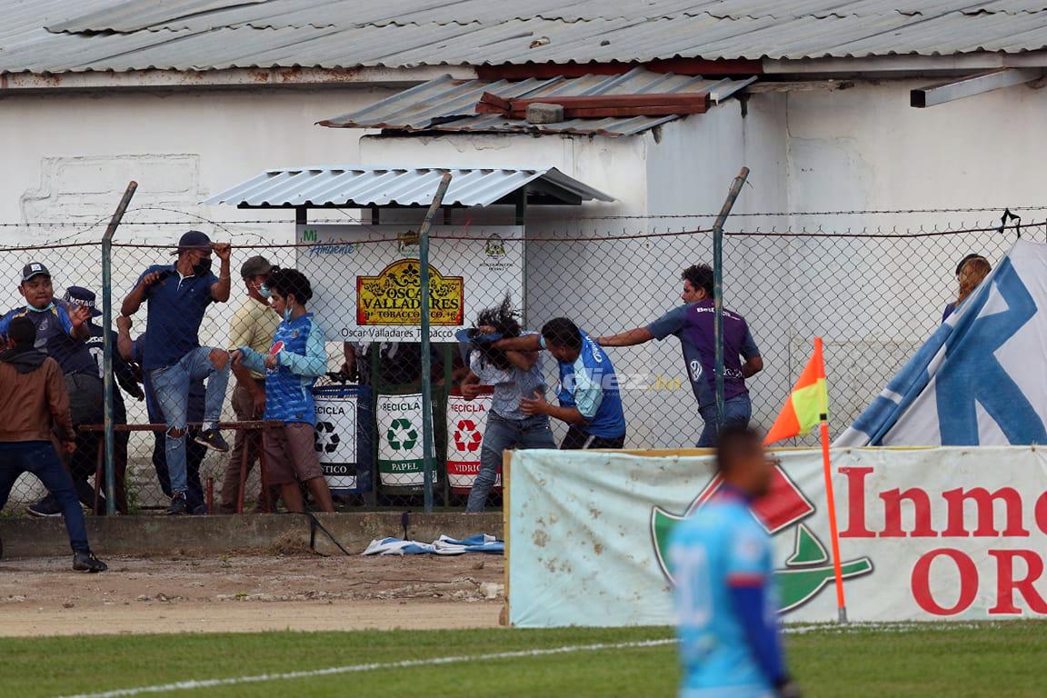 Pelea entre aficionados de Motagua, el saludo entre Vargas y Lavallén y la plática de jugadores de Olimpia y Real España