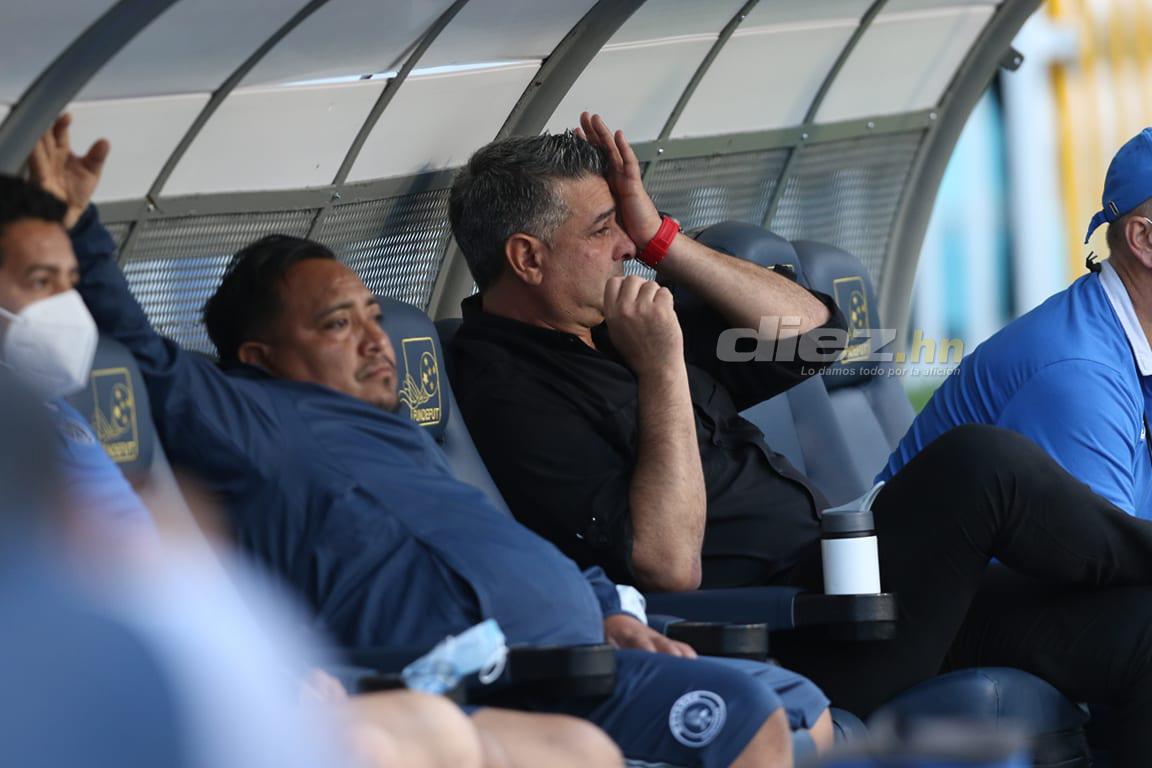 No pudo contener las lágrimas: Diego Vázquez llora y así fue captado en su último día como entrenador de Motagua