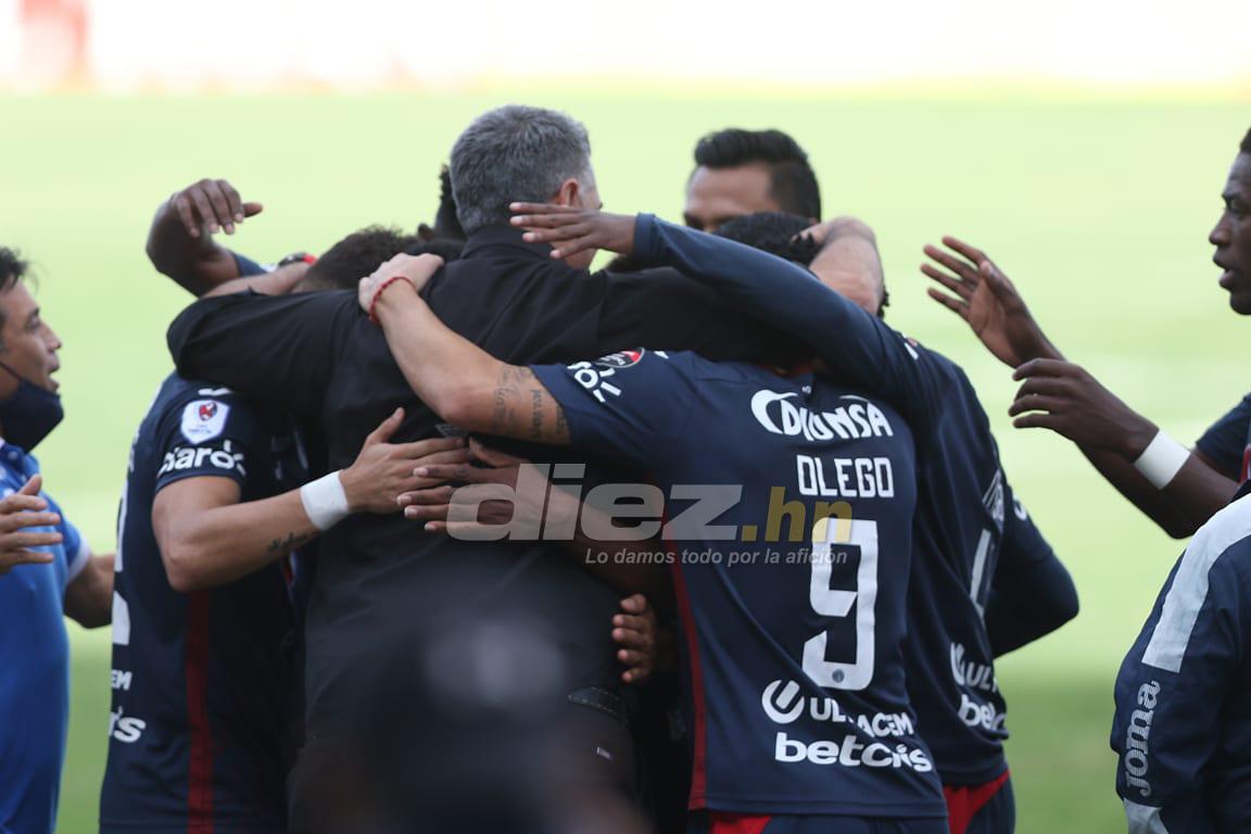 No pudo contener las lágrimas: Diego Vázquez llora y así fue captado en su último día como entrenador de Motagua