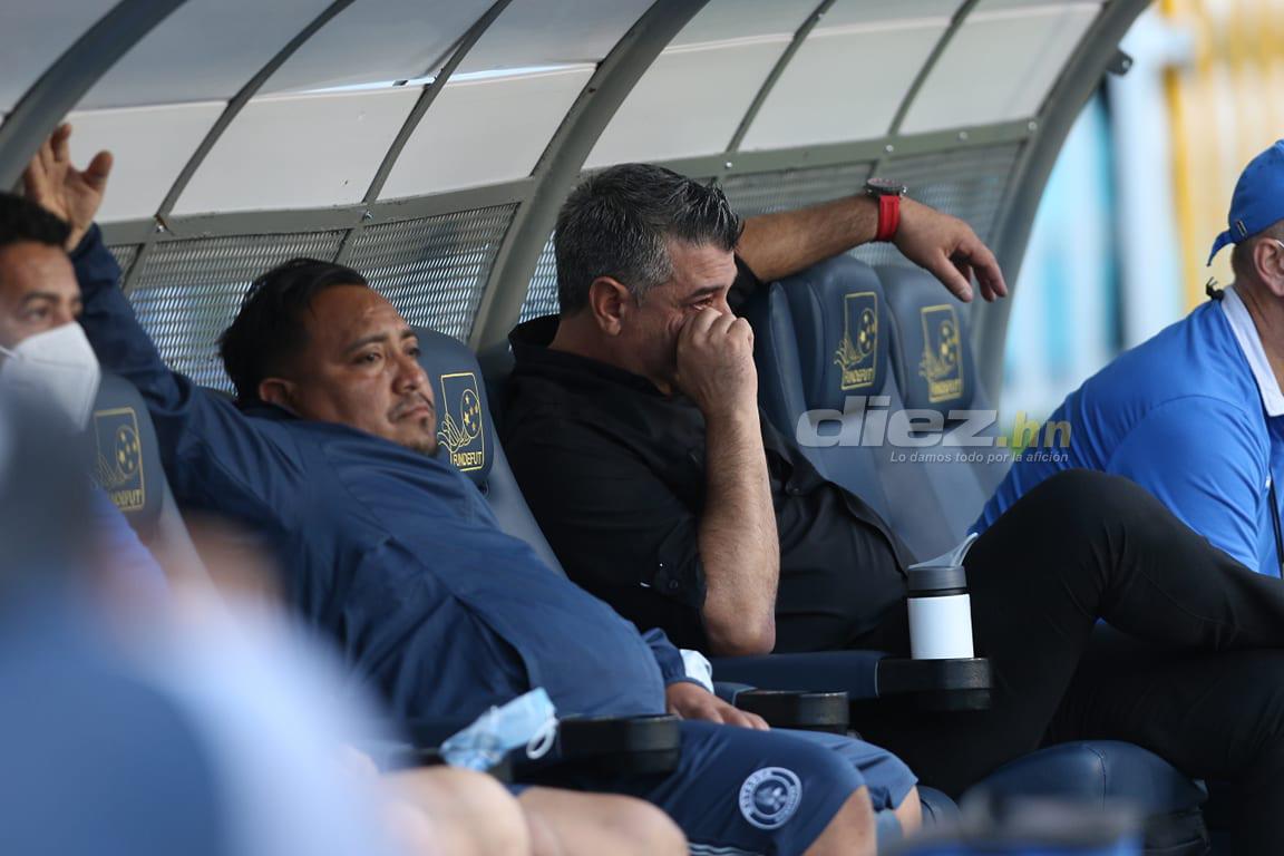 No pudo contener las lágrimas: Diego Vázquez llora y así fue captado en su último día como entrenador de Motagua