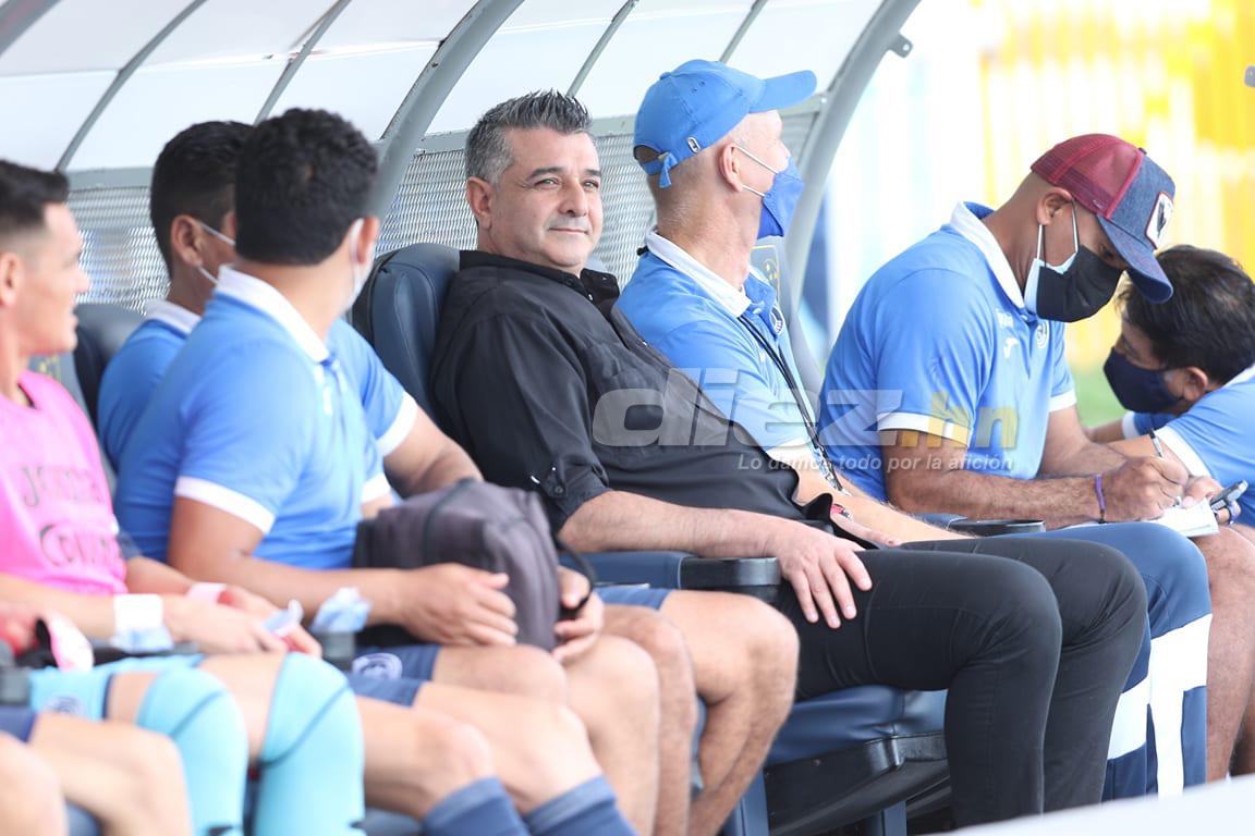 No pudo contener las lágrimas: Diego Vázquez llora y así fue captado en su último día como entrenador de Motagua