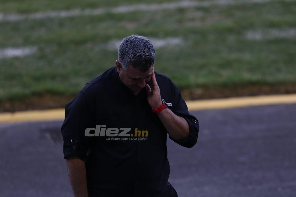 No pudo contener las lágrimas: Diego Vázquez llora y así fue captado en su último día como entrenador de Motagua