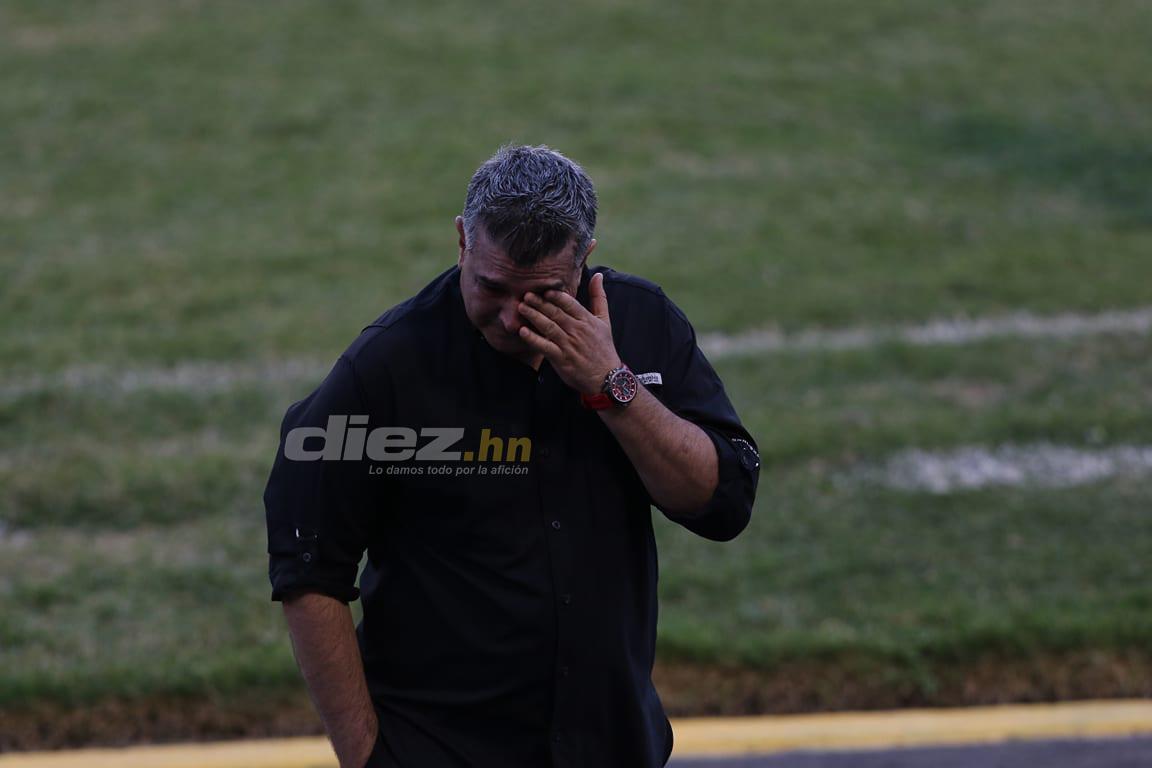 No pudo contener las lágrimas: Diego Vázquez llora y así fue captado en su último día como entrenador de Motagua