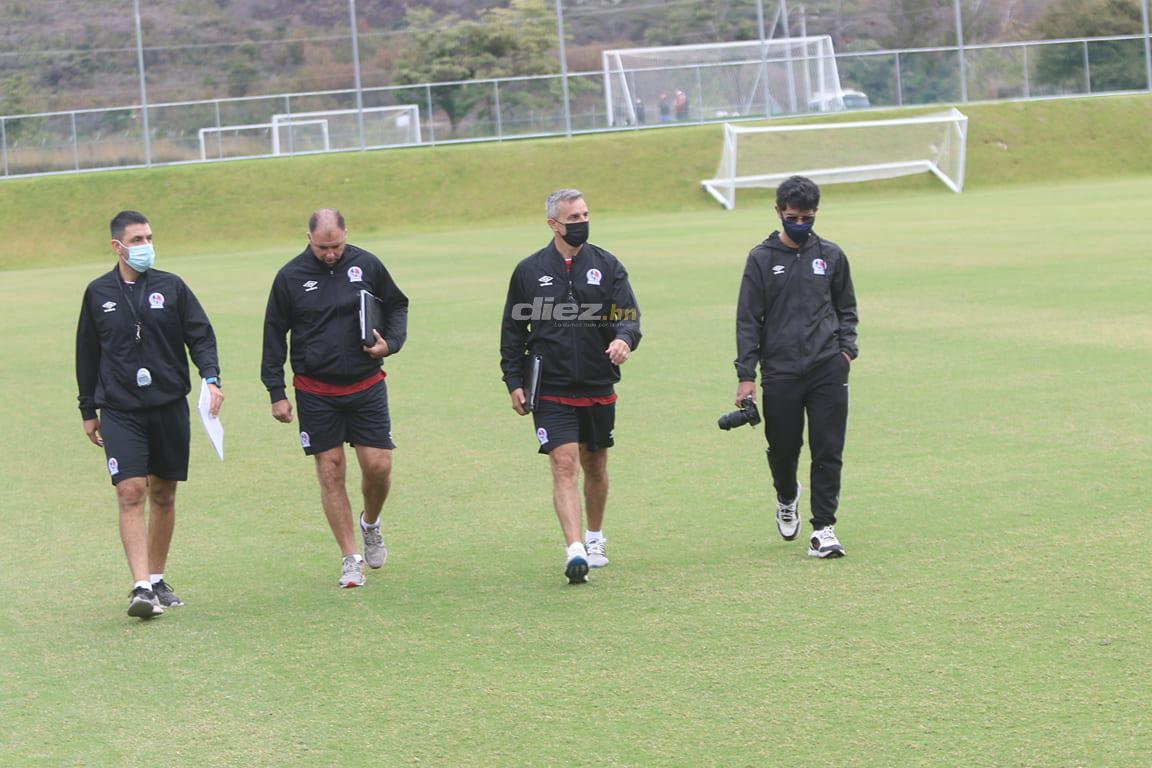 Las primeras imágenes de Pablo Lavallén como DT de Olimpia: Así inspeccionó la Cueva del León y sus exquisitas canchas